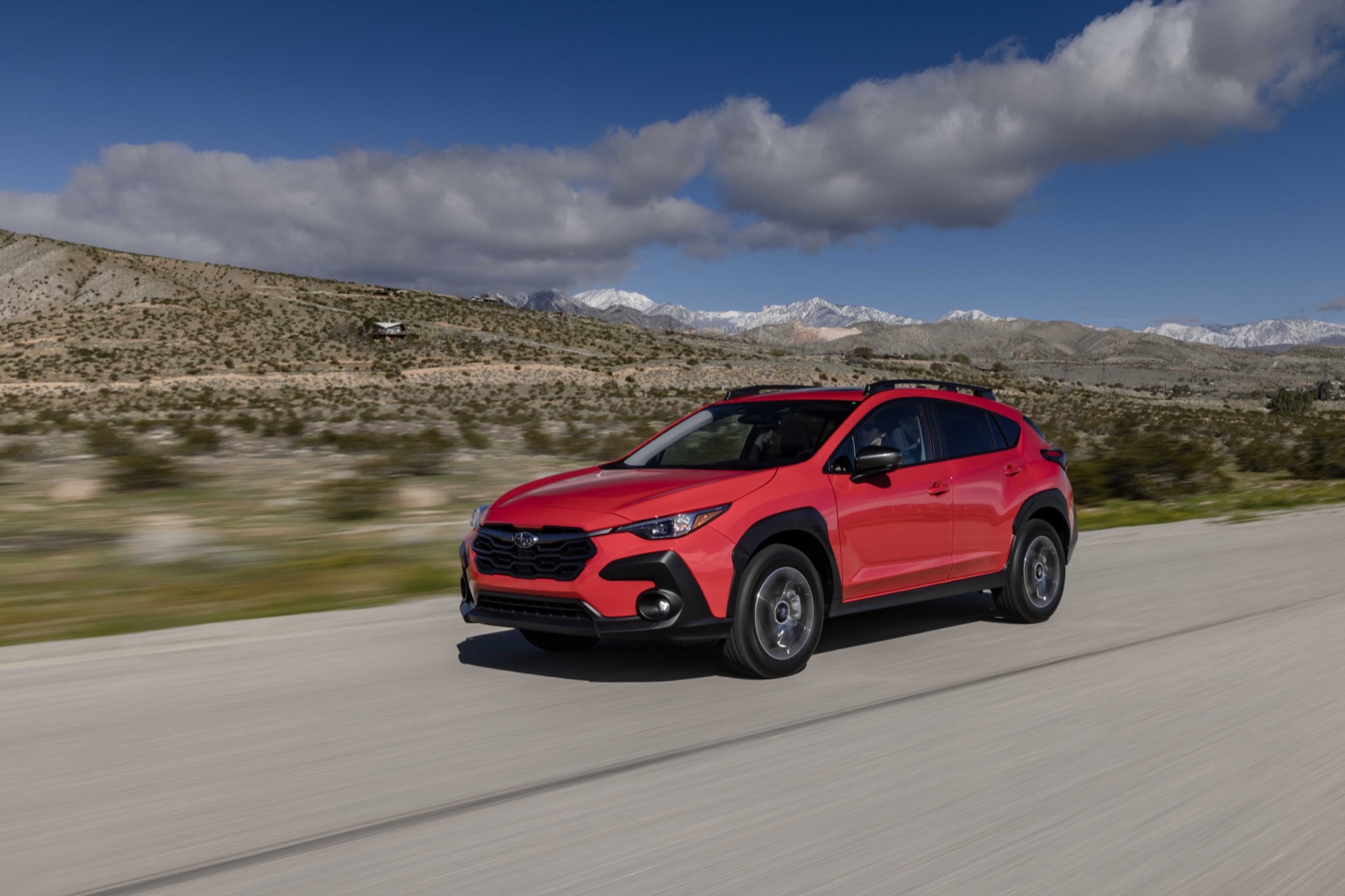 Yolda ilerleyen gerçek Subaru Crosstrek